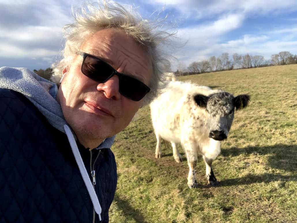 teaterleder Jens Frimann Hansen og en ko